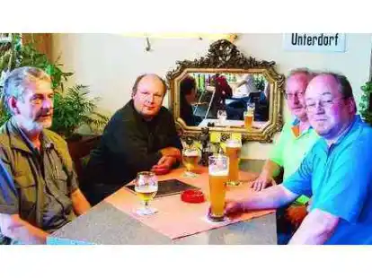 Am Stammtisch &uuml;ber gro&szlig;e und &bdquo;kleine&ldquo; Politik: Gerd Stroyer, Jochen Koopmann, Heiner Meyer (der &bdquo;harte Kern&ldquo;) und Wirt Ingo H&uuml;per.