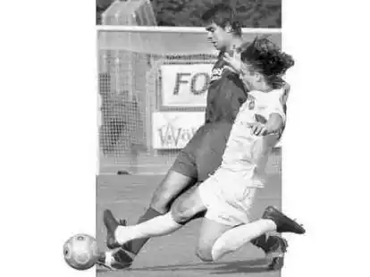 Auch der unerm&uuml;dliche Einsatz von Oldenburgs Johann Stenzel (wei&szlig;es Trikot) brachte Havelse (dunkle Hose) nicht aus dem Konzept.