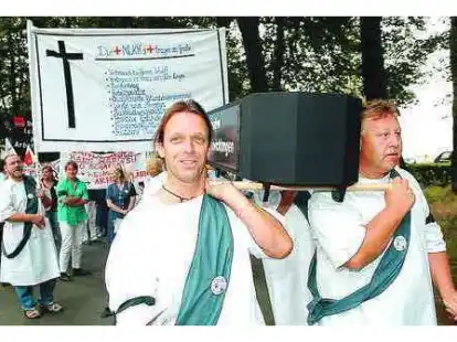 Mit S&auml;rgen trugen Mitarbeiter des Landeskrankenhauses Wehnen gestern auch einen gro&szlig;en Teil ihrer Hoffnung zu Grabe. Der Klinik-Verkauf wird kaum noch zu verhindern sein.