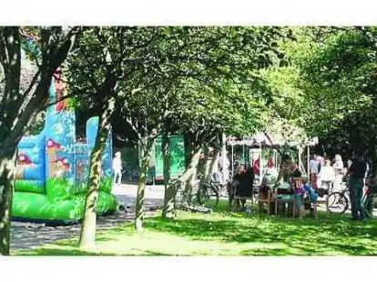 Unter den B&auml;umen des Paradiesgartens feierten Insulaner und G&auml;ste auf Wangerooge das Erntedankfest.