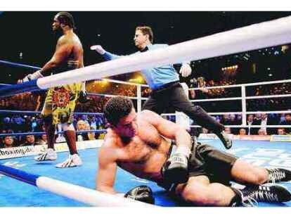 Zu Boden ging Luan Krasniqi beim Schwergewichts-WM-Kampf in Hamburg. Weltmeister Lamon Brewster lag aber bis zu seinen entscheidenden Schl&auml;gen in der achten und neunten Runde sogar zur&uuml;ck. Der Kampf begeisterte 13 000 Zuschauer in der Color-Line-Arena.