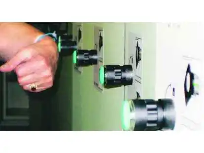 Dranhalten und dr&uuml;cken: Das ist der Trick, um die Schr&auml;nke im Olantis Huntebad zu verschlie&szlig;en.