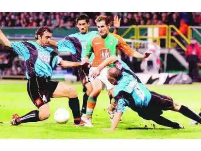 Drei auf einen Streich: Werder-St&uuml;rmer Miroslav Klose (Zweiter von rechts) sieht sich der Gegenwehr der Udine-Verteidiger Valerio Bertotto, Giampiero Pinzi und Roberto Sensini (von links) ausgesetzt. Vor dem ersten Treffer konnte der Bremer nicht gestoppt werden.