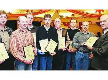 Ausgezeichnete Milchleistungen: Leifert Vette (re.) r&uuml;berreichte Urkunden an die Landwirte (v.l.) Wilfried Stolle, Herwig Hohnholz, Uwe Sudbrink, Jan Kummer, Wilhelm Hespe, Gerd Pape und J&uuml;rgen Struthoff.