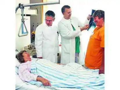 Am Krankenbett von Rosemarie Habben besprechen (von links) Dr. H&uuml;seyin Tekin, der Leitende Arzt J&uuml;rgen Wiese und die Krankenpflegerin Dorit Kobs die Operation.