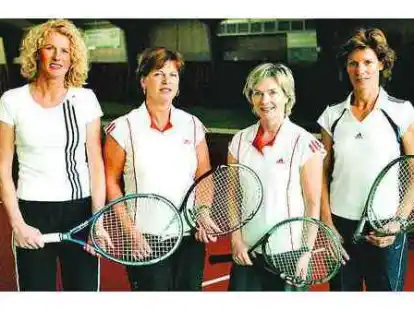 Die Damen 40 des SV Nordenham mit (v. l.) Daniela Sch&ouml;ne, Marina Bergst&auml;dt-Niklasch, Helga Brunke-Brendel und Ulrike Schierloh k&ouml;nnen nach zwei Siegen in zwei Spielen in der Verbandsliga bislang sehr zufrieden sein. Auf dem Bild fehlen Margrit Diekmann, Ulrike Weil und Roswitha Janssen-Malcharek.