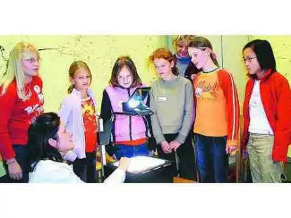 Freude am Chatten im Internet vermittelten Kerstin M&uuml;ller (am Tageslichtprojektor) und Cornelia de Vries von der Beratungsstelle Wildwasser. Gleichzeitig gaben sie aber auch mit Chat-Protokollen Hinweise, wie sich M&auml;dchen dabei vor sexueller Anmache effektiv sch&uuml;tzen k&ouml;nnen.