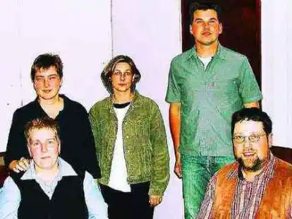 Inka Jan&szlig;en-Wiese, Heike Busch, Marion Sch&ouml;nlein, Sascha Bunjes und J&ouml;rg Wiggers (von links) wirken in der Neuinszenierung &bdquo;Noog is nich noog&ldquo; der Speelschar Reitland mit.