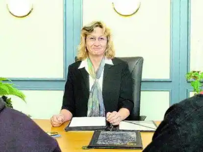 Die Wilhelmshavener Standesbeamtin Sonja Ney waltet ihres Amtes. Manchmal geht es &ndash; wie hier &ndash; recht prosaisch zu. Es gibt Ringe, aber keinen Brautstrau&szlig;.