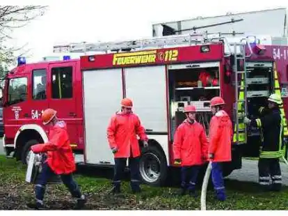 Die Mitglieder der Jugendfeuerwehr hatten alle H&auml;nde voll zu tun: Hier wird mit dem Schlauchkorb weiteres Schlauchmaterial zum Verteiler transportiert.