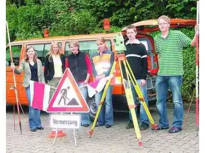 Ihre Ausbildung zum Vermessungstechniker haben Johannes B&ouml;ckenstette, Anja Middendorf, Bianca Sandmann, Andrea Schulte, Johannes Griesen und Silvia Lampe gestern begonnen.