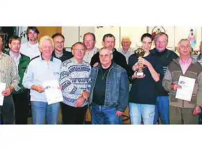 Urkunden und Pokale in der Huntsteert-Scheune Schortens: Die erfolgreichen Z&uuml;chter der Brieftaubenreisevereinigung Friesenland bei der Siegerehrung.