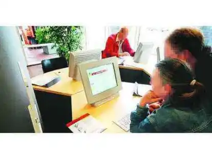 Blick in die Welt: Das Internet-Angebot in der Arbeitsagentur am Stau erlaubt Jobsuchenden, sich in vielen St&auml;dten &uuml;ber freie Stellen zu informieren. Bisweilen wird das Netz aber auch f&uuml;r andere Zwecke genutzt.