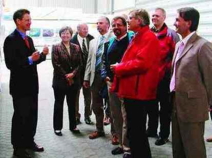 Minister Hartmut M&ouml;llring setzte sich in den Maschinenraum der Ramme, um den ersten Rammpfahl im Erdboden zu versenken.