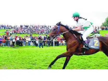 Die Siegerin des 1. Reitpferderennens, Jennifer Korbus, beim rasanten Zieleinlauf.