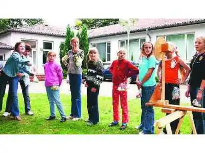 An der Wurfmaschine mussten die Kinder aus Wei&szlig;russland ihr Zielverm&ouml;gen unter Beweis stellen. Wer mit dem Tennisball ins Schwarze traf, wurde mit einem kleinen Pr&auml;sent belohnt, das durch die Luft auf den Werfer zu sauste und aufgefangen werden musste.