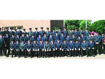 Auf die Mitglieder der Freiwilligen Feuerwehr Altmoorhausen, hier mit ihrem Ortsbrandmeister Heinz Sch&uuml;tte (vorne, 8. von links), k&ouml;nnen sich die Dorfbewohner verlassen. Im Ernstfall sind sie (und auch die, die nicht im Bild sind) schnell zur Stelle, um ehrenamtlich Hilfe zu leisten.