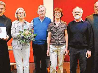Bruder Stephan Veith, Elisabeth Borries, Udo Titgenmeyer, Gunhild Seyfert, Kurt Danzler und Bruder Isaak Gr&uuml;nberger Damme (von links) pr&auml;sentierten den Band.