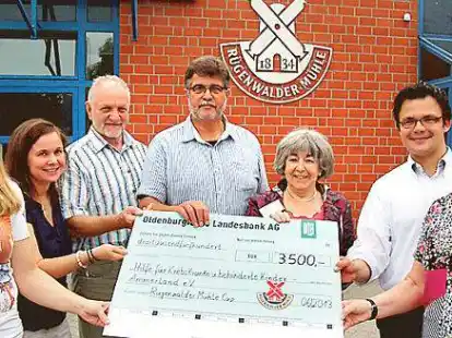 Freuen sich &uuml;ber Hilfe f&uuml;r Kinder: Nicole Riechelmann (von links), Nadine Maerz, Horst Bremer, Christian Rauffus, Margot Wilkens, Timo H&uuml;lsmann und Monika Abt