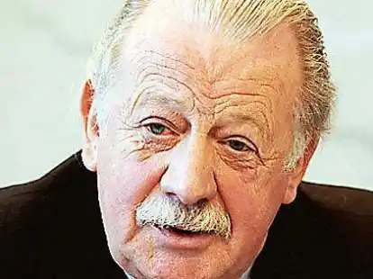 Gestorben mit 76: Hartwig Piepenbrock &nbsp; - Hartwig Piepenbrock, sitzt am 30.01.2004 w&auml;hrend einer Pressekonferenz vor Journalisten in Potsdam (Brandenburg). Der langj&auml;hrige Pr&auml;sident des VfL&nbsp;Osnabr&uuml;ck, Osnabr&uuml;cker Unternehmer und bekannte Kunstsammler ist tot. Foto: Ralf Hirschberger/dpa (zu dpa: 