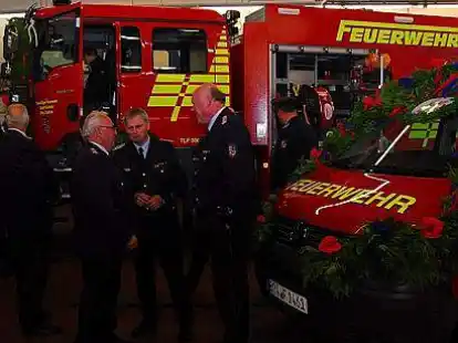 Die beiden neuen Feuerwehrfahrzeuge standen im Mittelpunkt des Interesses.