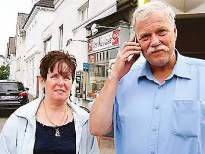 Benachrichtigten die Polizei: Gisela und Peter Oetjen am Tatort in der Blumenstra&szlig;e