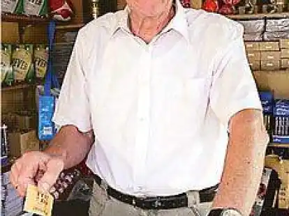 Helmut Stratmann verkauft Lose.