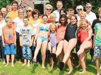 Dabei sein ist alles, aber ein Pokal ist auch ganz sch&ouml;n. Die Teilnehmer der 1. Badelatschen-Weitwurf-WM im Freibad Nord hatten viel Spa&szlig;