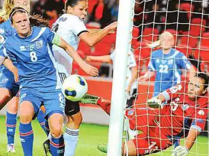 Setzte sich durch: Celia Okoyino da Mbabi (wei&szlig;es Trikot) gewann mit den DFB-Frauen bei der Fu&szlig;ball-WM in Schweden das zweite Vorrundenspiel gegen Island. Sie erzielte zwei Tore.