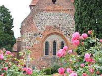 Mutet beinahe verwunschen an: Die Sch&ouml;nemoorer Kirche St. Katharinen besticht neben ihrer Bauweise auch durch ihre Lage etwas abseits der Sch&ouml;nemoorer Dorfstra&szlig;e.