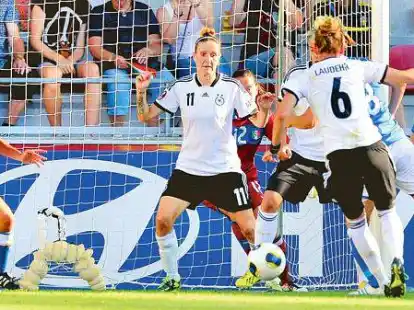 Treffsicher: Simone Laudehr (vorne) erzielt in der 26. Minute das entscheidende Tor zum 1:0 f&uuml;r die DFB-Frauen.