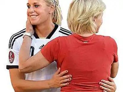 Erleichtert: Die Wolfsburgerin Lena Goe&szlig;ling und Bundestrainerin Silvia Neid blicken optimistisch dem Halbfinale entgegen.