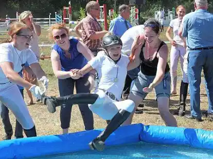 Hinein ins Planschbecken: Auch Stella Denkena konnte sich nach dem Gewinn der Mannschaftkreismeisterschaft mit dem RFV Gro&szlig;enkneten im A-Springen nicht dagegen wehren, im Wasser zu landen.