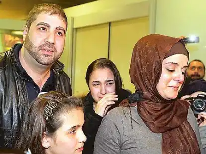 Ahmed Siala empf&auml;ngt seine Frau Gazale Salame Anfang M&auml;rz 2013 bei ihrer R&uuml;ckkehr am Flughafen Hannover. Die T&ouml;chter Amina (M) und Schams sind dabei.