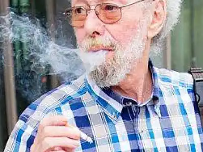 <p>Friedhelm Adolfs raucht vor dem Amtsgericht.</p>