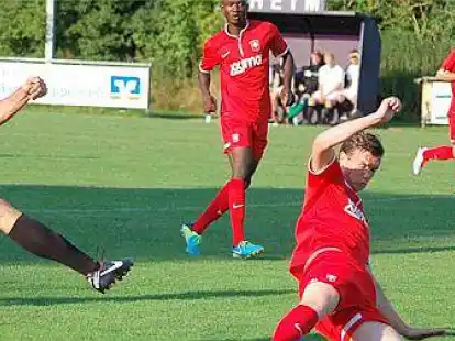 <p>Andreas Gerdes-Wurpts (links) pr&uuml;fte die Enscheder Abwehr.</p>