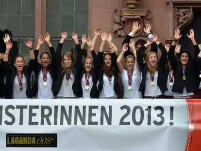 Feiern mit den Fans: Das DFB-Team bejubelt auf dem Balkon des R&ouml;mers  in Frankfurt den EM-Titel.