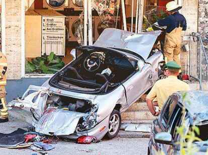 <p>Der v&ouml;llig demolierte Sportwagen des Rasers landete am Donnerstag im Eingang einer W&auml;scherei. </p>