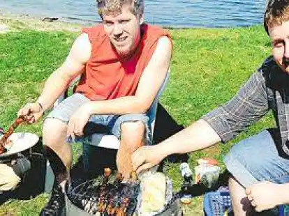 Nutzten das Sonnenwetter: Noch vor einigen Jahren (2009) konnten Hendrik, Patrick und Patrick (von links) direkt am Bornhorster See grillen.