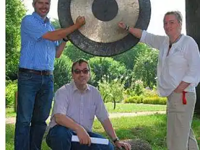 Sind vorbereitet: (von links) Arne Kunz, Frank-Michael Matth&eacute; und Sabine Bolduan freuen sich auf das Gartenkultur Musikfestival auf dem Areal von Gut Sannum.