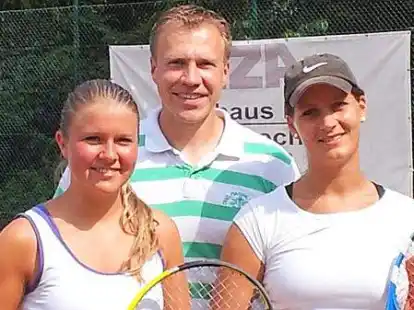 Die Finalistinnen  Lena Kie&szlig;ler (VfL Osnabr&uuml;ck), Kathrin Lange (TC Edewecht) mit Turnierleiter Mark Gr&ouml;ber.