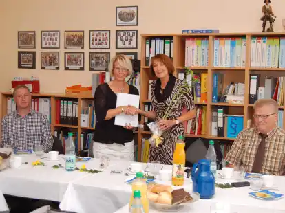 v.l.: Ehemann heinz Decken, die neue Schuleiterin Christine Thaden-Decken, Regierungsschuldirektorin Gisela Bier-Wi&szlig;mnann und Vizeb&uuml;rgermeister Gerd Riese