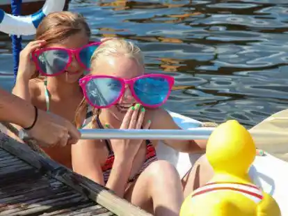 Viel Spa&szlig; und ein traumhaftes Sommerwetter hatten offenbar die Badewannenkapit&auml;ne und ihre ersten Offiziere beim Badewannenrennen  im Olantis Oldenburg.