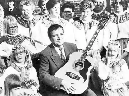 Der damalige Bundesumweltminister Klaus T&ouml;pfer besuchte am 19. Mai 1992 die Westerloyer M&uuml;hlenhofmusikanten. Rechts neben T&ouml;pfer Annika Schulginn, links Janina Kuhlmann. T&ouml;pfer ist Schirmherr der Rhodo 2014