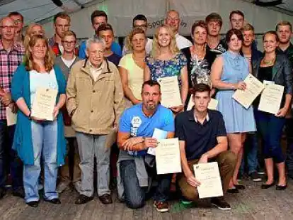 Ein H&ouml;hepunkt der 60-Jahr-Feier des  Sportvereins Phiesewarden war die Ehrung der langj&auml;hrigen Mitglieder im Festzelt. Auch drei Gr&uuml;ndungsmitglieder sind heute noch im Verein.