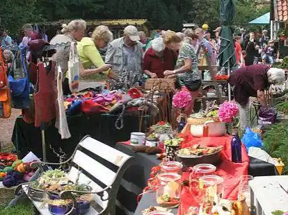 Zahlreiche Besucher kamen am Sonntag zum H&ouml;kermarkt in J&uuml;hrdenerfeld.