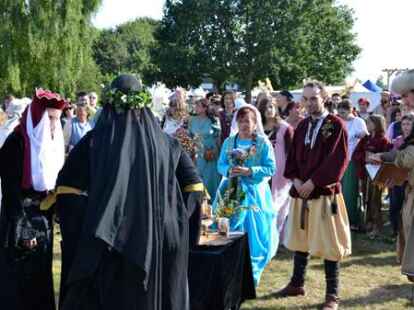 Zahlreiche Gaukler, Ritter und Fr&auml;uleins waren zum Mittelaltermarkt nach Dangast gekommen. H&ouml;hepunkt war eine Hochzeit.