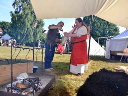 Zahlreiche Gaukler, Ritter und Fr&auml;uleins waren zum Mittelaltermarkt nach Dangast gekommen. H&ouml;hepunkt war eine Hochzeit.