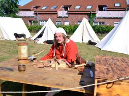 Zahlreiche Gaukler, Ritter und Fr&auml;uleins waren zum Mittelaltermarkt nach Dangast gekommen. H&ouml;hepunkt war eine Hochzeit.