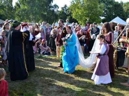 Zahlreiche Gaukler, Ritter und Fr&auml;uleins waren zum Mittelaltermarkt nach Dangast gekommen. H&ouml;hepunkt war eine Hochzeit.
